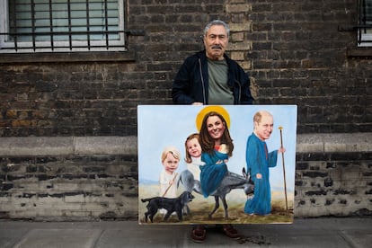 El artista Kaya Mar posa con una pintura con miembros de la familia real británica frente al hospital St Mary en Londres.