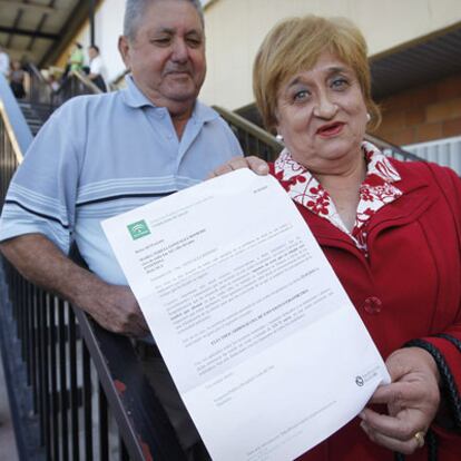 María Teresa González con la factura que le han dado en el Hospital Costa del Sol.
Antonia Sánchez y su factura.