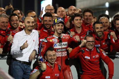 El piloto italiano Andrea Dovizioso celebra con su equipo el triunfo en el Gran Premio de Qatar.