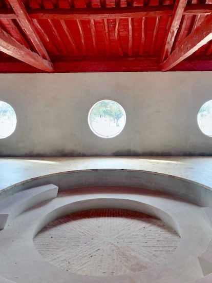  El "foso conversacional" es el espacio central de la obra, alrededor del que se organizarán las reuniones, los juegos y las actividades de la familia de la propietaria.