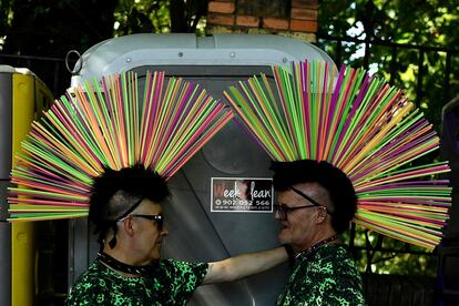 Ambiente previo al desfile del Orgullo por las calles de Madrid.