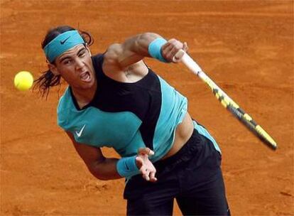 Rafa Nadal golpea la pelota durante el partido contra Chela