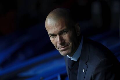 Zidane, en el banquillo del Bernab&eacute;u este s&aacute;bado en el partido contra el Sevilla. 