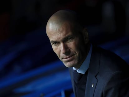 Zidane, en el banquillo del Bernab&eacute;u este s&aacute;bado en el partido contra el Sevilla. 