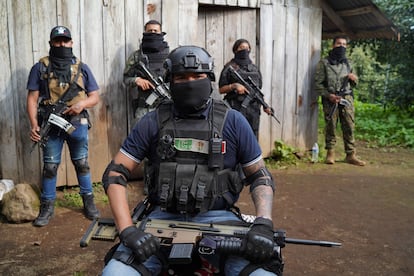 Integrantes del Cártel Jalisco Nueva Generación en un campamento de entrenamiento, en las montañas de Michoacán, en 2022.