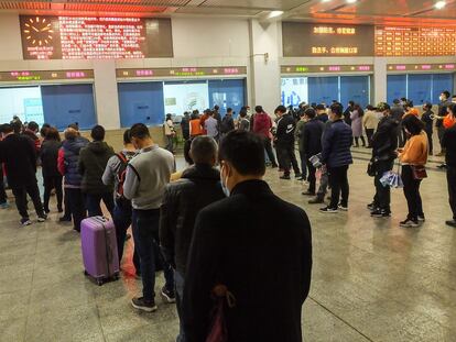 Colas para comprar billetes de tren en Yichang (Hubei), este miércoles.