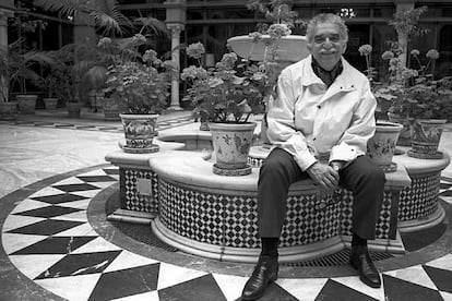 Gabriel García Márquez, sentado en un patio típico sevillano en abril de 1994.