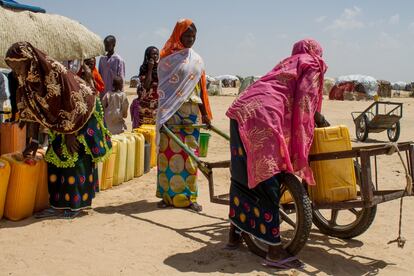 Con los bidones de agua repletos, un par de mujeres carga su carretilla y abandona el lugar. Aseguran que tendrán suficiente para toda la familia.