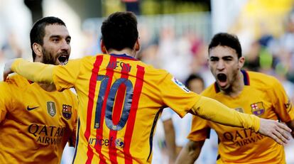Messi rep les felicitacions d'Arda i Munir després del seu gol.