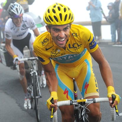 Contador ataca a Schleck en el tramo final del Tourmalet.