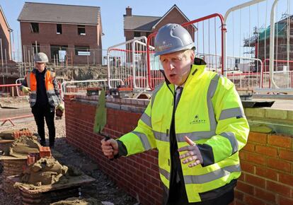 El primer ministro británico, Boris Johnson, durante la visita a una urbanización en Stonehouse, al suroeste de Inglaterra.