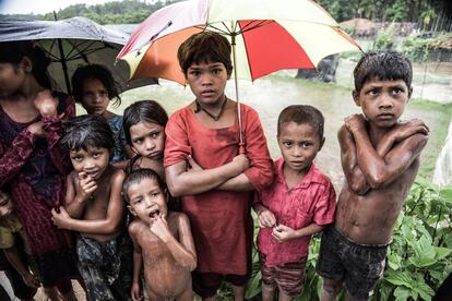 Una gran parte de los rohinyás son menores. Sin apenas acceso a educación su futuro se ve muy limitado. Los que pueden cursar educación primaria no pueden luego continuar estudios superiores. Tampoco hay oportunidades laborales para ellos en Bangladesh, así que muchos acaban casándose de manera prematura o buscando mejor suerte en lugares como Malasia, a riesgo de perder la vida en el mar.