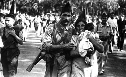 Un miliciano con su mujer y su hija, en Barcelona en 1936 antes de ir al frente.