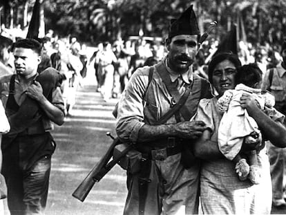 Un miliciano con su mujer y su hija, en Barcelona en 1936 antes de ir al frente.