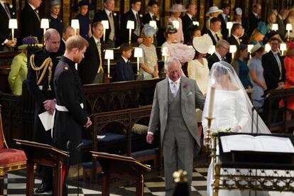 El príncep Carles (dreta) acompanya Meghan Markle fins a l'altar.