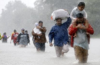 Varios residentes son evacuados de Beaumont Place, el 28 de agosto de 2017 en Houston.  