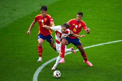 Le Normand y Rodri luchan por recuperar el balón ante Modric.