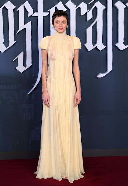 Una semana antes la gira de Nosferatu aterrizaba en Londres. Entonces Emma Corrin volvi a confiar en las transparencias, en ese caso con un vestido de la coleccin de Alexander McQueen para la prxima primavera.