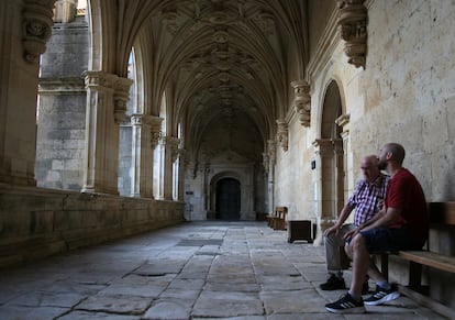 José Antonio Perrino (izquierda), gerente del hotel San Zoilo, charla con Zoilo Perrino (derecha), presidente de Cluny Ibérica, en el claustro del monasterio de San Zoilo, en Carrión de los Condes.