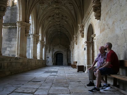 José Antonio Perrino (izquierda), gerente del hotel San Zoilo, charla con Zoilo Perrino (derecha), presidente de Cluny Ibérica, en el claustro del monasterio de San Zoilo, en Carrión de los Condes.