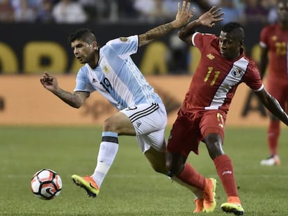 Banega lleva el bal&oacute;n ante el paname&ntilde;o Cooper, en la segunda jornada. 