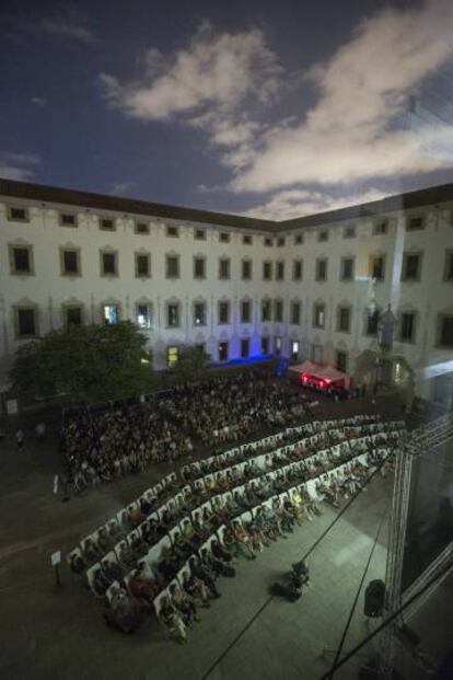 Cine a la fresca en el patio del centro cultural