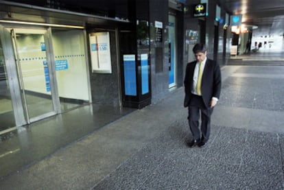 Fernando Martín, junto a las oficinas del paseo de la Castellana de Madrid, tras la suspensión de pagos de Martinsa en julio de 2008.