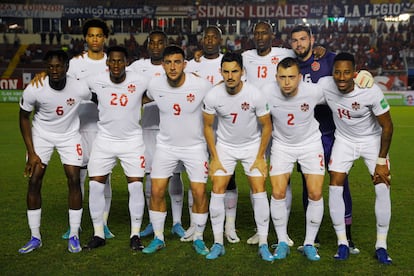 El equipo de Canadá posa antes de un partido.