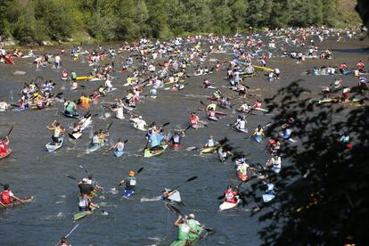 Palistas bajando el río Sella, en la edición 80ª de esta competición considerada de interés turístico internacional, se dirigen hacia Ribadesella y hacia la próxima edición, la número 81 que será el sábado 5 de agosto de 2017.