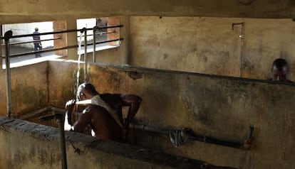 Un cliente de un albergue de Mamelodi, Sudáfrica, se da una ducha. Marzo de 2015.