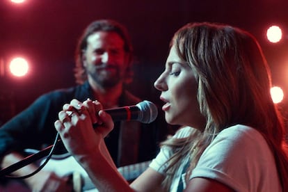 Ha nacido una estrella – Shallow

 

Todos los grandes musicales tienen una canción icónica, franquicia, aquella que con solo unos acordes consigue llenar de imágenes identificables la cabeza de quien la escucha. En el remake liderado por Bradley Cooper y Lady Gaga, este honor recae sin duda en Shallow, el tema que componen sus personajes durante la primera noche juntos y que más tarde interpretan en un concierto. Número 1 en las listas de más de una docena de países, el premio Oscar a mejor canción original de 2018 ya tiene dueño. La escena completa, aquí.