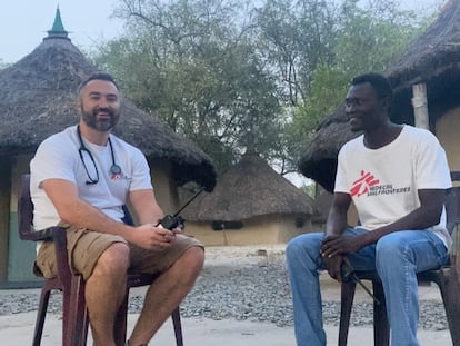 Mark McNicol en Lankien, Sudán del Sur, junto a Isaac Batali, médico de MSF.