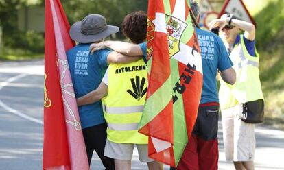 Participantes en la cadena humana organizada por Gure Esku Dago el pasado domingo entre Durango y Pamplona.