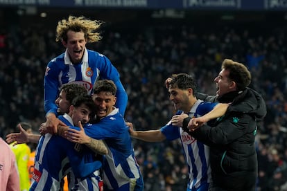 Los jugadores del Espanyol celebran el gol del triunfo de Carlos Romero contra el Madrid.