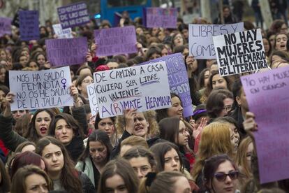 Varias jóvenes sujetan pancartas durante la manifestación en la Ciudad Universitaria de Madrid, durante el Día Internacional de la Mujer de 2018.