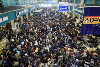 Una multitud se agolpa ayer en el área de salidas del aeropuerto de Trípoli.