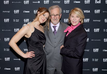 Destry Allyn Spielberg junto a sus padres, el director Steven Spielberg y la actriz Kate Capshaw, en Toronto en septiembre de 2022.