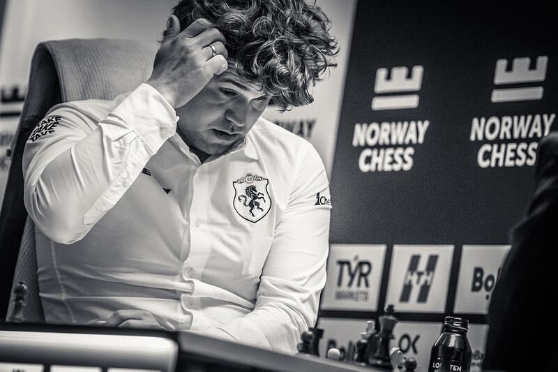 Carlsen piensa una jugada en el torneo Norway Chess