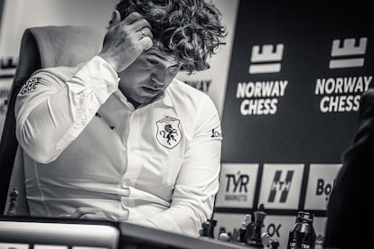 Carlsen piensa una jugada en el torneo Norway Chess