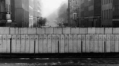 Vista desde el lado occidental del muro, con la alambrada, a finales de noviembre de 1989.