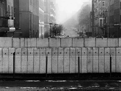 Vista desde el lado occidental del muro, con la alambrada, a finales de noviembre de 1989.