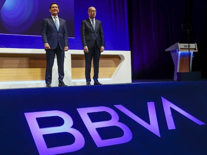 Carlos Torres, presidente del BBVA, y Onur Genç, consejero delegado, al inicio de la junta general de accionistas celebrada este viernes en Bilbao.