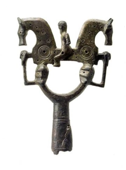 Báculo íbero que representa a dos caballos con cabezas de enemigos colgando.