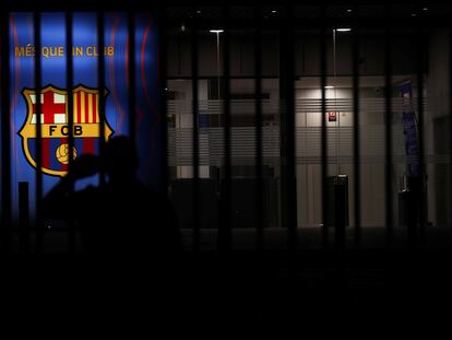 Un aficionado, en las puertas de las oficinas del FC Barcelona tras conocerse que Messi no seguirá en el club.