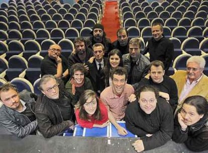 Grupo de actores y artistas que desfilarán esta temporada por los escenarios de las dos salas del teatro Arenal.
