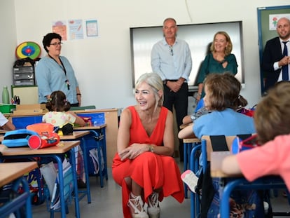 La consejera de Desarrollo Educativo de la Junta de Andalucía, Patricia del Pozo, en un colegio de Granada.