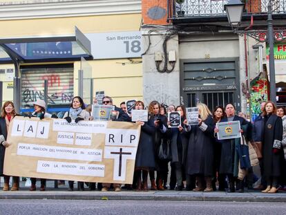 Concentración de letrados a las puertas de la sede del Ministerio de Justicia este viernes en Madrid.