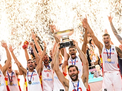 Berlin (Germany), 18/09/2022.- The Spanish team players celebrate with the trophy after winning the FIBA EuroBasket 2022 Final basketball match between Spain and France in Berlin, Germany, 18 September 2022. (Baloncesto, Francia, Alemania, España) EFE/EPA/FILIP SINGER
