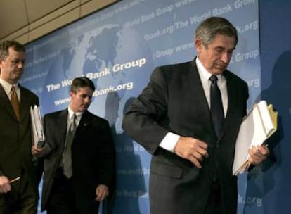 Paul Wolfowitz abandona la sala donde ayer ofreció una rueda de prensa en Washington.