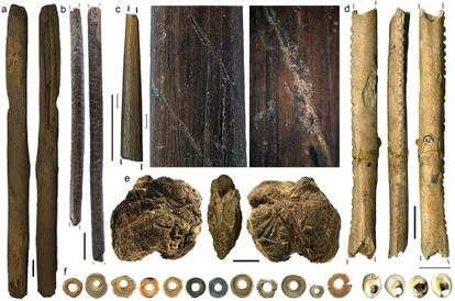 El hallazgo incluye bastones de madera, punzones de hueso y ornamentos corporales.